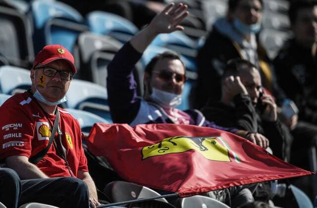 6658075 24.09.2021 Ferrari s fans cheer their team during a practice session of the 2021 Formula One Russian Grand Prix at the Sochi Autodrom in Sochi, Russia. Formula One Russian Grand Prix will be held in Sochi from 24 to 26 September. Vladimir Astapkovich Sputnik Russia Motor Formula 1 First Free Practice  e8a54bd50c3422dc