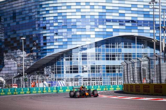 PEREZ Sergio (mex), Red Bull Racing Honda RB16B, action during the Formula 1 VTB Russian Grand Prix 2021, 15th round of the 2021 FIA Formula One World Championship, WM, Weltmeisterschaft from September 24 to 26, 2021 on the Sochi Autodrom, in Sochi, Russia FORMULE 1 : Grand prix de Russie - Sotchi - 24 09 2021 DPPI Panoramic  Perez