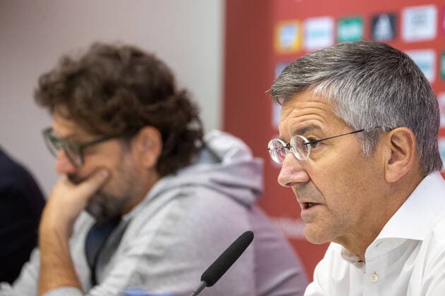 Bayerns - Head Coach Andrea TRINCHIERI und Herbert HAINER, FC Bayern - Praesident. Basketball, FC Bayern Basketball, Pressekonferenz zur Saison 2021-2022, am 23.9.2021 in Muenchen, A U D I D O M E, Deutschland. Quelle Copyright Credit : Oryk HAIST