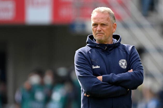 Paderborn, Benteler Arena, 25.09.21, GER, Herren, 2.Bundesliga, Saison 2021-2022, SC Paderborn 07 - KSV Holstein Kiel Bild: Trainer Dirk Bremser (Kiel) Nur fuer journalistische Zwecke! Only for editorial use! Gemaess den Vorgaben der DFL Deutsche Fußball Liga ist es untersagt, in dem Stadion und oder vom Spiel angefertigte Fotoaufnahmen in Form von Sequenzbildern und oder videoaehnlichen Fotostrecken zu verwerten bzw. verwerten zu lassen. DFL regulations prohibit any use of photographs as image sequences and or quasi-video. Nordrhein-Westfalen Deutschland