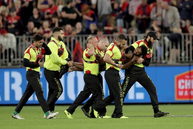 Bilder des Jahres 2021, Sport 09 September Sport Themen der Woche KW38 Sport Bilder des Tages AFL GRAND FINAL, A pitch invader is removed from the field during the AFL Grand Final match between the Melbourne Demons and Western Bulldogs at Optus Stadium in Perth, Saturday, September 25, 2021. ( NO ARCHIVING, EDITORIAL USE ONLY, NO USE IN BOOKS WITHOUT CONSENT PERTH WA AUSTRALIA  Copyright: xRICHARDxWAINWRIGHTx 20210925001579848406