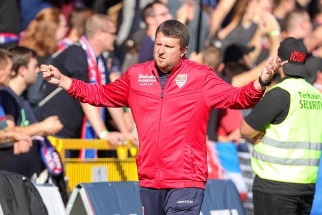 Velbert, Deutschland 25.09.2021,Trainer Dmitri Voronov (KFC Uerdingen) gestikuliert, Gestik, bei dem Spiel der Regionalliga West zwischen KFC Uerdingen - SC Roedinghausen im Stadion Velbert am 25. September 2021 in Velbert. ( Velbert Stadion Velbert Nordrhein-Westfalen Deutschland Copyright: xStefanxBrauerx