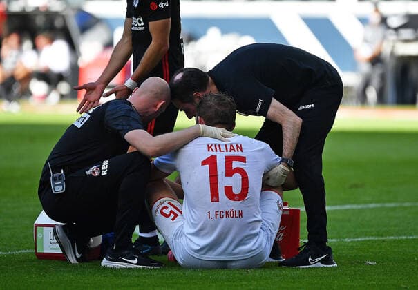 25.09.2021, xjhx, Fussball 1.Bundesliga, Eintracht Frankfurt - 1.FC Koeln emspor, v.l. Luca Kilian (1. FC Köln) verletzt Verletzung Schmerzen am Boden (DFL DFB REGULATIONS PROHIBIT ANY USE OF PHOTOGRAPHS as IMAGE SEQUENCES and or QUASI-VIDEO) Frankfurt am Main