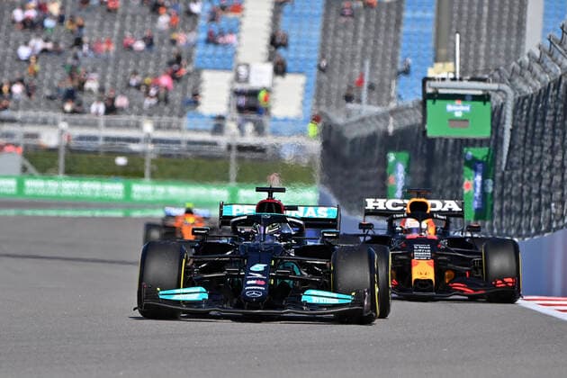 44 HAMILTON Lewis (gbr), Mercedes AMG F1 GP W12 E Performance, action 33 VERSTAPPEN Max (nld), Red Bull Racing Honda RB16B, action during the Formula 1 VTB Russian Grand Prix 2021, 15th round of the 2021 FIA Formula One World Championship, WM, Weltmeisterschaft from September 24 to 26, 2021 on the Sochi Autodrom, in Sochi, Russia - Photo DPPI FORMULE 1 : Grand prix de Russie - Sotchi - 25 09 2021 DPPI PANORAMIC  00121031_24-09-21-RUS-2076-PVE