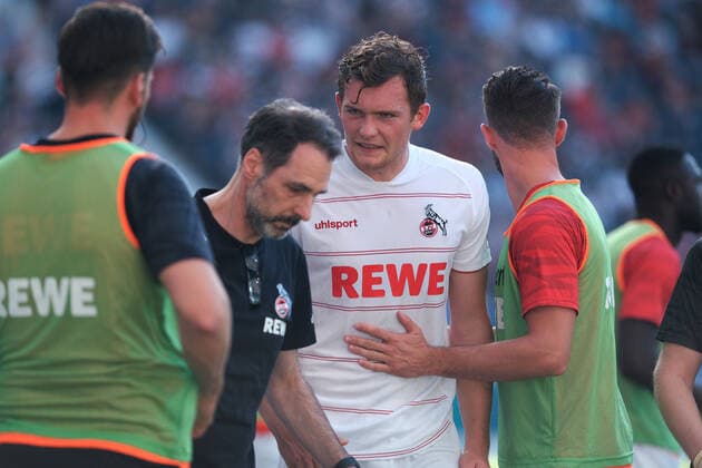 Luca Kilian (1.FC Koeln, 15) muss verletzt vom Feld beim Spiel Eintracht Frankfurt vs. 1. FC Koeln in der 1. Fussball Bundesliga am 25.09.2021. DFL REGULATIONS PROHIBIT ANY USE OF PHOTOGRAPHS AS IMAGE SEQUENCES AND OR QUASI-VIDEO Eintracht Frankfurt vs. 1. FC Koeln, Fussball, 1. Bundesliga, 25.09.2021 Frankfurt Copyright: xEibner-Pressefotox xMichaelxBermx