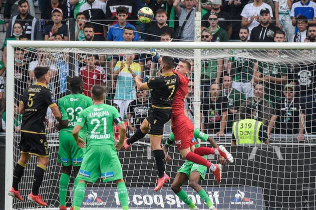 Stefan Bajic ( 1 - Saint Etienne ) - Andy Delort ( 7 - Nice ) - FOOTBALL : Saint Etienne vs Nice - Ligue 1 - Saint Etienne - 25 09 2021 FedericoPestellini Panoramic 
