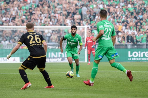 Mahdi CAMARA ( 8 - Saint Etienne ) - Melvin BARD ( 26 - Nice ) - Romain Hamouma ( 21 - Saint Etienne ) - FOOTBALL : Saint Etienne vs Nice - Ligue 1 - Saint Etienne - 25 09 2021 FedericoPestellini Panoramic 