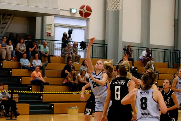 25.09.2021, 2. Toyota Damen Basketball Bundesliga Nord, DBBL, Saison 2021 2022, Damen, Chemcats Chemnitz - TG Neuss Tigers Leann Rebentisch, ChemCats Chemnitz. Chemnitz Sporthalle am Schlossteich Sachsen Germany