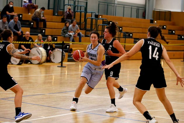25.09.2021, 2. Toyota Damen Basketball Bundesliga Nord, DBBL, Saison 2021 2022, Damen, Chemcats Chemnitz - TG Neuss Tigers Courtney Michele Strait, ChemCats Chemnitz Chemnitz Sporthalle am Schlossteich Sachsen Germany