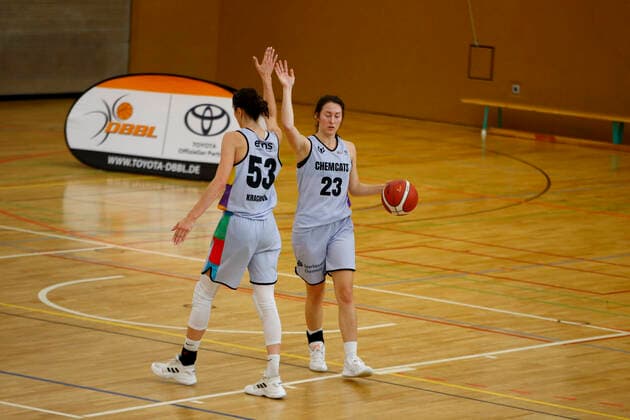 25.09.2021, 2. Toyota Damen Basketball Bundesliga Nord, DBBL, Saison 2021 2022, Damen, Chemcats Chemnitz - TG Neuss Tigers Tereza KracikovÃ , ChemCats Chemnitz, Courtney Michele Strait, ChemCats Chemnitz Chemnitz Sporthalle am Schlossteich Sachsen Germany