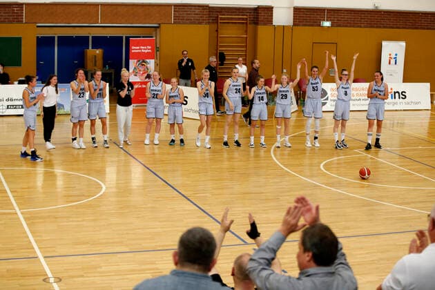 25.09.2021, 2. Toyota Damen Basketball Bundesliga Nord, DBBL, Saison 2021 2022, Damen, Chemcats Chemnitz - TG Neuss Tigers Schlussjubel bei den ChemCats Chemnitz Sporthalle am Schlossteich Sachsen Germany