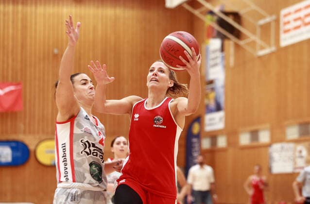 von links Emma KARAMOVIC (Wasserburg S), Eva RUPNIK (Osnabrueck), Da-Basketball,1. Bundesliga 2021 21, 25.09.21, TSV Wasserburg vs GiroLive Panthers Osnabrueck, Wasserburg, Badria Sportzentrum Copyright: WolfgangxFehrmann