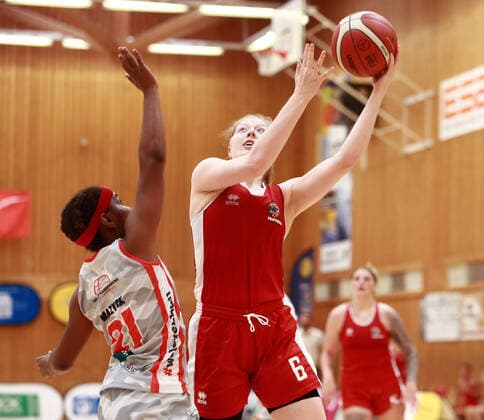 von links Aliyah MAZYCK (Wasserburg US), Frieda BUEHNER (Osnabrueck), Da-Basketball,1. Bundesliga 2021 21, 25.09.21, TSV Wasserburg vs GiroLive Panthers Osnabrueck, Wasserburg, Badria Sportzentrum Copyright: WolfgangxFehrmann