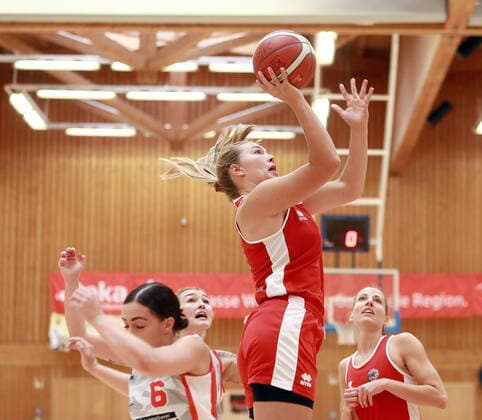 in der Mitte Jill TOWNSEND (Osnabrueck US), Da-Basketball,1. Bundesliga 2021 21, 25.09.21, TSV Wasserburg vs GiroLive Panthers Osnabrueck, Wasserburg, Badria Sportzentrum Copyright: WolfgangxFehrmann