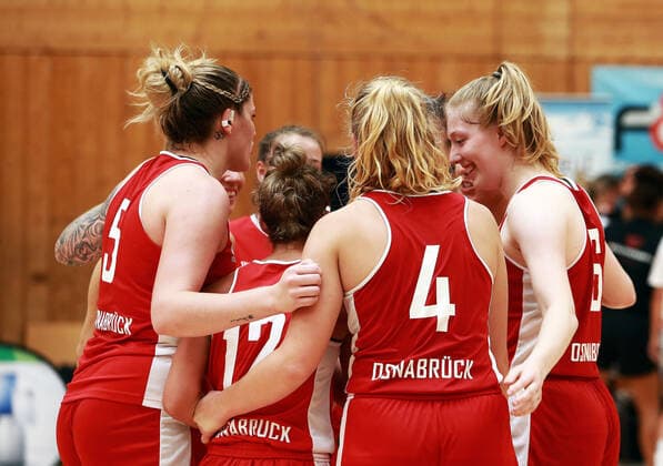 Osnabruecker Freude nach dem Sieg, Da-Basketball,1. Bundesliga 2021 21, 25.09.21, TSV Wasserburg vs GiroLive Panthers Osnabrueck, Wasserburg, Badria Sportzentrum Copyright: WolfgangxFehrmann