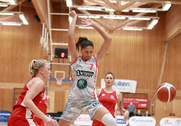 von links Emma EICHMEYER (Osnabrueck), Ana WOJTULEK (Wasserburg CRO), Da-Basketball,1. Bundesliga 2021 21, 25.09.21, TSV Wasserburg vs GiroLive Panthers Osnabrueck, Wasserburg, Badria Sportzentrum Copyright: WolfgangxFehrmann