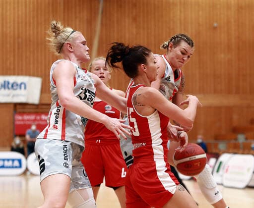 von links Laura HEBECKER (Wasserburg), Milica CUIC (Osnabrueck MNG), Haligeth REINOEL (Wasserburg US), Da-Basketball,1. Bundesliga 2021 21, 25.09.21, TSV Wasserburg vs GiroLive Panthers Osnabrueck, Wasserburg, Badria Sportzentrum Copyright: WolfgangxFehrmann