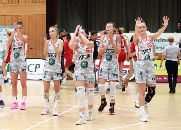 Wasserburger Spielerinnen nach der Niederlage; Da-Basketball,1. Bundesliga 2021 21, 25.09.21, TSV Wasserburg vs GiroLive Panthers Osnabrueck, Wasserburg, Badria Sportzentrum Copyright: WolfgangxFehrmann