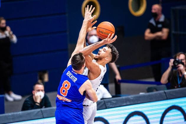 BB-1BL Syntainics MBC - MLP Academics Heidelberg Brekkott Chapman ( 23 MLP Academics Heidelberg), Johannes Richter ( 8 Syntainics MBC) waehrend der Begegnung Saison 2021-2022 (Herren) in der EasyCredit Bundesliga zwischen Syntainics MBC und MLP Academics Heidelberg in der Stadthalle Weissenfels am 25. September 2021 in Weissenfels, Sachsen Anhalt, Deutschland