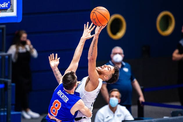 BB-1BL Syntainics MBC - MLP Academics Heidelberg Brekkott Chapman ( 23 MLP Academics Heidelberg), Johannes Richter ( 8 Syntainics MBC) waehrend der Begegnung Saison 2021-2022 (Herren) in der EasyCredit Bundesliga zwischen Syntainics MBC und MLP Academics Heidelberg in der Stadthalle Weissenfels am 25. September 2021 in Weissenfels, Sachsen Anhalt, Deutschland