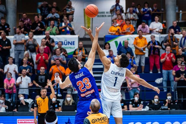 BB-1BL Syntainics MBC - MLP Academics Heidelberg Gorna Huskic ( 23 Syntainics MBC), Brekkott Chapman ( 23 MLP Academics Heidelberg) waehrend der Begegnung Saison 2021-2022 (Herren) in der EasyCredit Bundesliga zwischen Syntainics MBC und MLP Academics Heidelberg in der Stadthalle Weissenfels am 25. September 2021 in Weissenfels, Sachsen Anhalt, Deutschland