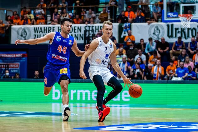BB-1BL Syntainics MBC - MLP Academics Heidelberg Nikola Rebix ( 44 Syntainics MBC), Niklas Würzner ( 2 MLP Academics Heidelberg) waehrend der Begegnung Saison 2021-2022 (Herren) in der EasyCredit Bundesliga zwischen Syntainics MBC und MLP Academics Heidelberg in der Stadthalle Weissenfels am 25. September 2021 in Weissenfels, Sachsen Anhalt, Deutschland