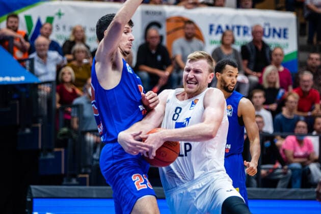 BB-1BL Syntainics MBC - MLP Academics Heidelberg Maximilian Ugrai ( 0 MLP Academics Heidelberg), Gorna Huskic ( 23 Syntainics MBC) waehrend der Begegnung Saison 2021-2022 (Herren) in der EasyCredit Bundesliga zwischen Syntainics MBC und MLP Academics Heidelberg in der Stadthalle Weissenfels am 25. September 2021 in Weissenfels, Sachsen Anhalt, Deutschland