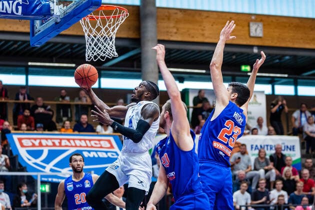 BB-1BL Syntainics MBC - MLP Academics Heidelberg Shyron Ely ( 5 MLP Academics Heidelberg), Jakub Garbacz ( 30 Syntainics MBC), Gorna Huskic ( 23 Syntainics MBC) waehrend der Begegnung Saison 2021-2022 (Herren) in der EasyCredit Bundesliga zwischen Syntainics MBC und MLP Academics Heidelberg in der Stadthalle Weissenfels am 25. September 2021 in Weissenfels, Sachsen Anhalt, Deutschland