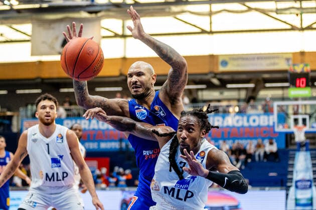 BB-1BL Syntainics MBC - MLP Academics Heidelberg Sergio Kerusch ( 7 Syntainics MBC), Robert Lowery ( 8 MLP Academics Heidelberg) waehrend der Begegnung Saison 2021-2022 (Herren) in der EasyCredit Bundesliga zwischen Syntainics MBC und MLP Academics Heidelberg in der Stadthalle Weissenfels am 25. September 2021 in Weissenfels, Sachsen Anhalt, Deutschland