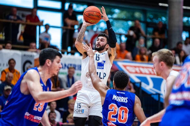 BB-1BL Syntainics MBC - MLP Academics Heidelberg Jordan Geist ( 15 MLP Academics Heidelberg), Janel Morris ( 7 Syntainics MBC) waehrend der Begegnung Saison 2021-2022 (Herren) in der EasyCredit Bundesliga zwischen Syntainics MBC und MLP Academics Heidelberg in der Stadthalle Weissenfels am 25. September 2021 in Weissenfels, Sachsen Anhalt, Deutschland