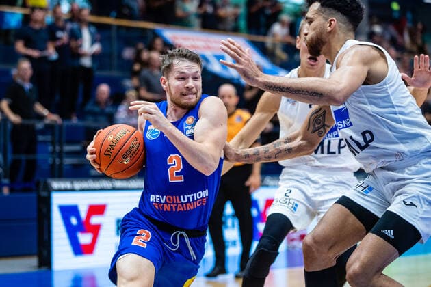 BB-1BL Syntainics MBC - MLP Academics Heidelberg Leon Friederici ( 2 Syntainics MBC) waehrend der Begegnung Saison 2021-2022 (Herren) in der EasyCredit Bundesliga zwischen Syntainics MBC und MLP Academics Heidelberg in der Stadthalle Weissenfels am 25. September 2021 in Weissenfels, Sachsen Anhalt, Deutschland