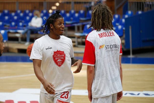 GER, Crailsheim, Arena Hohenlohe, 25.09.2021, emspor, emonline, despor, deonline, HAKRO Merlins Crailsheim vs. s.Oliver Würzburg, easyCredit BBL, 1. Spieltag Bild: v. l. Desi Rodriguez (s.Oliver Wuerzburg) und Craig Moller (s.Oliver Wuerzburg) haben Spass Copyright: HMBxMedia JulienxBecker