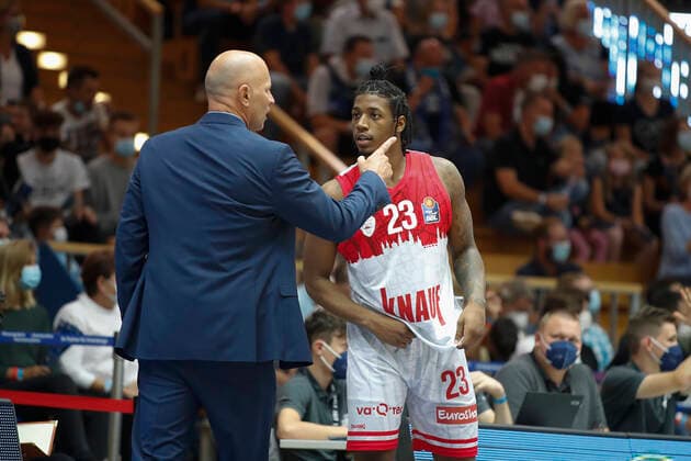 GER, Crailsheim, Arena Hohenlohe, 25.09.2021, emspor, emonline, despor, deonline, HAKRO Merlins Crailsheim vs. s.Oliver Würzburg, easyCredit BBL, 1. Spieltag Bild: v. l. Head-Coach Denis Wucherer (s.Oliver Wuerzburg) gibt Desi Rodriguez (s.Oliver Wuerzburg) Anweisungen Copyright: HMBxMedia JulienxBecker