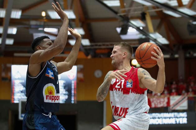 GER, Crailsheim, Arena Hohenlohe, 25.09.2021, emspor, emonline, despor, deonline, HAKRO Merlins Crailsheim vs. s.Oliver Würzburg, easyCredit BBL, 1. Spieltag Bild: v. l. Richmond Aririguzoh (HAKRO Merlins Crailsheim) gegen Aigars Skele (s.Oliver Wuerzburg) Copyright: HMBxMedia JulienxBecker