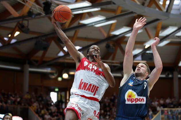 GER, Crailsheim, Arena Hohenlohe, 25.09.2021, emspor, emonline, despor, deonline, HAKRO Merlins Crailsheim vs. s.Oliver Würzburg, easyCredit BBL, 1. Spieltag Bild: v. l. William Buford (s.Oliver Wuerzburg) gegen Fabian Bleck (HAKRO Merlins Crailsheim) Copyright: HMBxMedia JulienxBecker