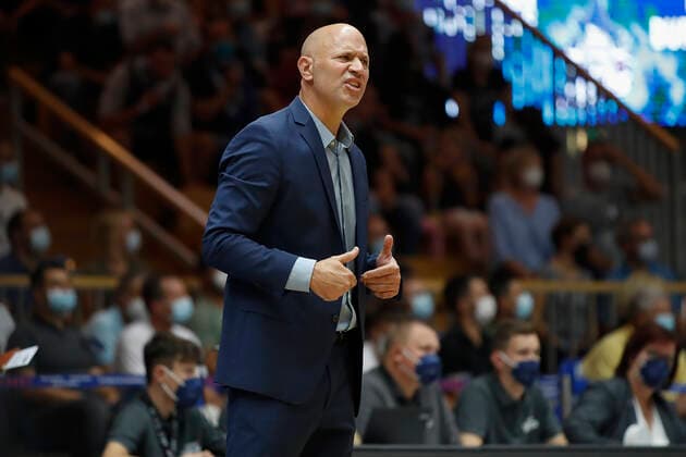 GER, Crailsheim, Arena Hohenlohe, 25.09.2021, emspor, emonline, despor, deonline, HAKRO Merlins Crailsheim vs. s.Oliver Würzburg, easyCredit BBL, 1. Spieltag Bild: Head-Coach Denis Wucherer (s.Oliver Wuerzburg) gibt Anweisungen Copyright: HMBxMedia JulienxBecker