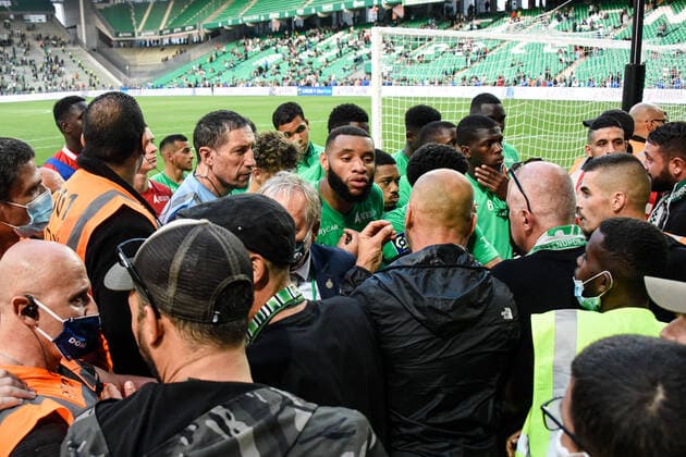 Envahissement du terrain de jeu par des supporters en fin du match - Harold MOUKOUDI ( 2 - Saint Etienne ) - FOOTBALL : Saint Etienne vs Nice - Ligue 1 - Saint Etienne - 25 09 2021 FedericoPestellini Panoramic 