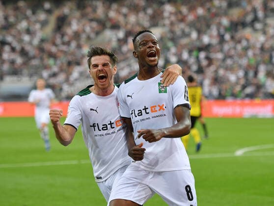 Sport Bilder des Tages Jubel Gladbach 1:0, Denis Zakaria (Borussia Moenchengladbach), Jonas Hofmann (Borussia Moenchengladbach), v.re. 25.09.2021, Fussball GER, Saison 2021 2022, 1. Bundesliga, 6. Spieltag, Borussia Mönchengladbach - Borussia Dortmund, Foto: Weis TEAM2sportphoto