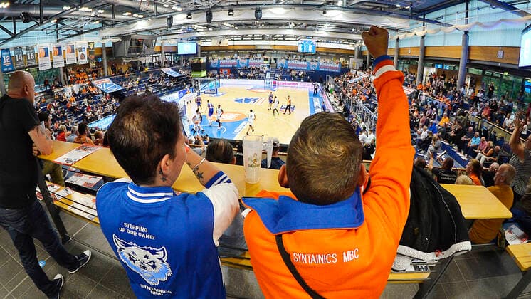 Basketball, 1. Bundesliga, Saison 2021 2022, 1. Spieltag, SYNTAINICS MBC (Mitteldeutscher Basketball Club Weissenfels) vs. MLP Academics Heidelberg (25.09.2021) Fans des MBC gestikulieren beim Spiel Weißenfels gegen Heidelberg (25.09.2021) Weißenfels Sachsen-Anhalt Deutschland Stadthalle Weißenfels