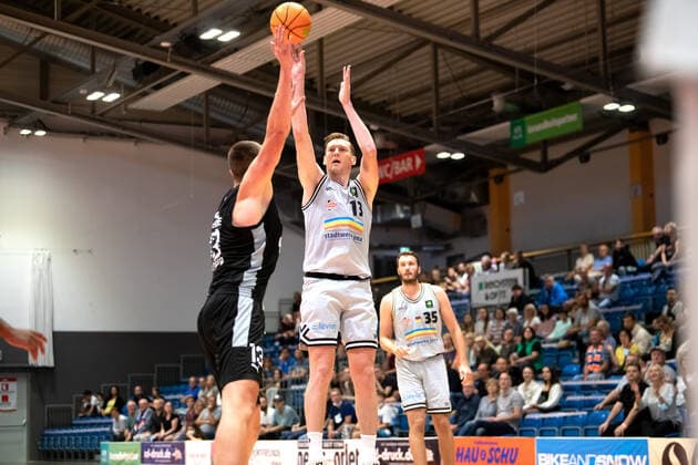BARMER 2. Basketball Bundesliga ProA Saison 2021 2022 Spieltag 2 am 25.9.2021 Medipolis SC Jena vs Nürnberg Falcons BC Clint Chapman (Jena) beim Wurf Sparkassen Arena