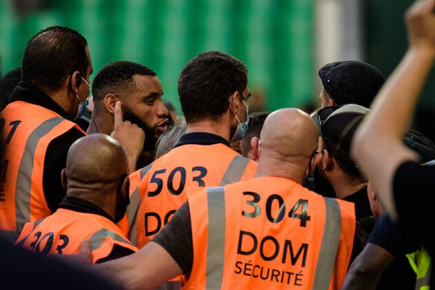 Sport Bilder des Tages Fußball, AS St. Etienne - OGC Nizza Envahissement du terrain de jeu par des supporters en fin du match - Harold MOUKOUDI ( 2 - Saint Etienne ) - FOOTBALL : Saint Etienne vs Nice - Ligue 1 - Saint Etienne - 25 09 2021 FedericoPestellini Panoramic 