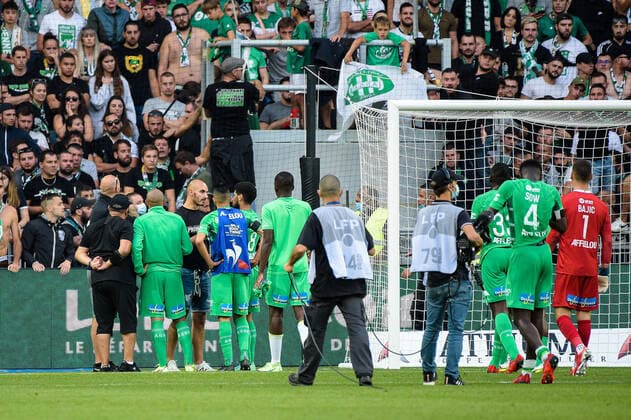 Fußball, AS St. Etienne - OGC Nizza Envahissement du terrain de jeu par des supporters en fin du match - Deception des joueurs de l equipe Saint Etienne FOOTBALL : Saint Etienne vs Nice - Ligue 1 - Saint Etienne - 25 09 2021 FedericoPestellini Panoramic 