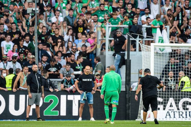 Fußball, AS St. Etienne - OGC Nizza Envahissement du terrain de jeu par des supporters en fin du match - Wahbi Khazri ( 10 - Saint Etienne ) - FOOTBALL : Saint Etienne vs Nice - Ligue 1 - Saint Etienne - 25 09 2021 FedericoPestellini Panoramic 