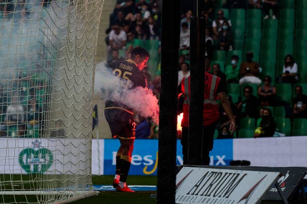 Fußball, AS St. Etienne - OGC Nizza Jean Clair TODIBO ( 25 - Nice ) - fumigene - fumigenes - FOOTBALL : Saint Etienne vs Nice - Ligue 1 - Saint Etienne - 25 09 2021 FedericoPestellini Panoramic 
