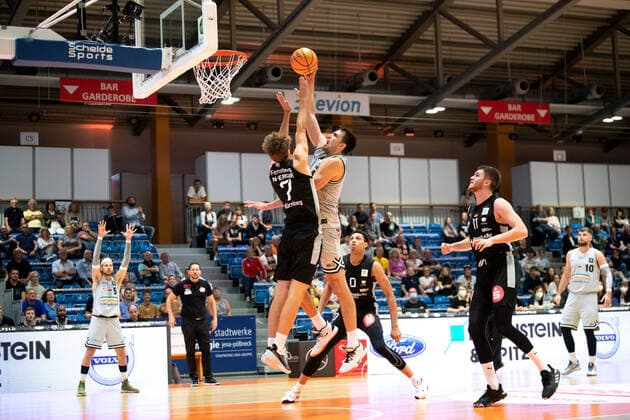 BARMER 2. Basketball Bundesliga ProA Saison 2021 2022 Spieltag 2 am 25.9.2021 Medipolis SC Jena vs Nürnberg Falcons BC v.re. Alex Herrera (Jena) beim Korbleger gegen Christian Feneberg (Nürnberg) Sparkassen Arena