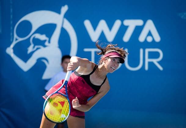 Mandatory Credit: Photo by Rob Prange Shutterstock (12465444a) Ena Shibahara of Japan in action during qualifications for the 2021 Chicago Fall Tennis Classic WTA, Tennis Damen 500 tennis tournament Chicago Fall Tennis Classic 2021, Tennis, Chicago, USA - 25 Sep 2021 Chicago Fall Tennis Classic 2021, Tennis, Chicago, USA - 25 Sep 2021  Copyright: xRobxPrange Shutterstockx 12465444a