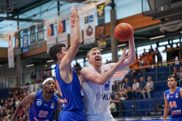 GER, Basketball, Bundesliga, Maenner, 2021 2022, 1. Spieltag, Syntainics MBC - MLP Academics Heidelberg, 25.09.2021, v.l.: Goran Huskic (MBC, 23), Max Ugrai (Heidelberg, 8). GER, Basketball, Bundesliga, Maenner, 2021 2022, 1. Spieltag, Syntainics MBC - MLP Academics Heidelberg, 25.09.2021, Weissenfels