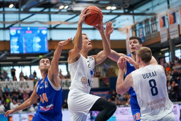 GER, Basketball, Bundesliga, Maenner, 2021 2022, 1. Spieltag, Syntainics MBC - MLP Academics Heidelberg, 25.09.2021, v.l.: Nikola Rebic (MBC, 44), Niklas Wuerzer (Heidelberg, 2), Goran Huskic (MBC, 23), Max Ugrai (Heidelberg, 8). GER, Basketball, Bundesliga, Maenner, 2021 2022, 1. Spieltag, Syntainics MBC - MLP Academics Heidelberg, 25.09.2021, Weissenfels