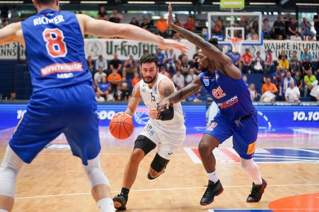 GER, Basketball, Bundesliga, Maenner, 2021 2022, 1. Spieltag, Syntainics MBC - MLP Academics Heidelberg, 25.09.2021, v.l.: Johannes Richter (MBC, 8), Jordan Geist, (Heidelberg, 15), Chris Coffey (MBC, 22). GER, Basketball, Bundesliga, Maenner, 2021 2022, 1. Spieltag, Syntainics MBC - MLP Academics Heidelberg, 25.09.2021, Weissenfels