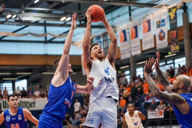 GER, Basketball, Bundesliga, Maenner, 2021 2022, 1. Spieltag, Syntainics MBC - MLP Academics Heidelberg, 25.09.2021, v.l.: Johannes Richter (MBC, 8), Brekkott Chapman (Heidelberg, 1), Sergio Kerusch (MBC, 7). GER, Basketball, Bundesliga, Maenner, 2021 2022, 1. Spieltag, Syntainics MBC - MLP Academics Heidelberg, 25.09.2021, Weissenfels